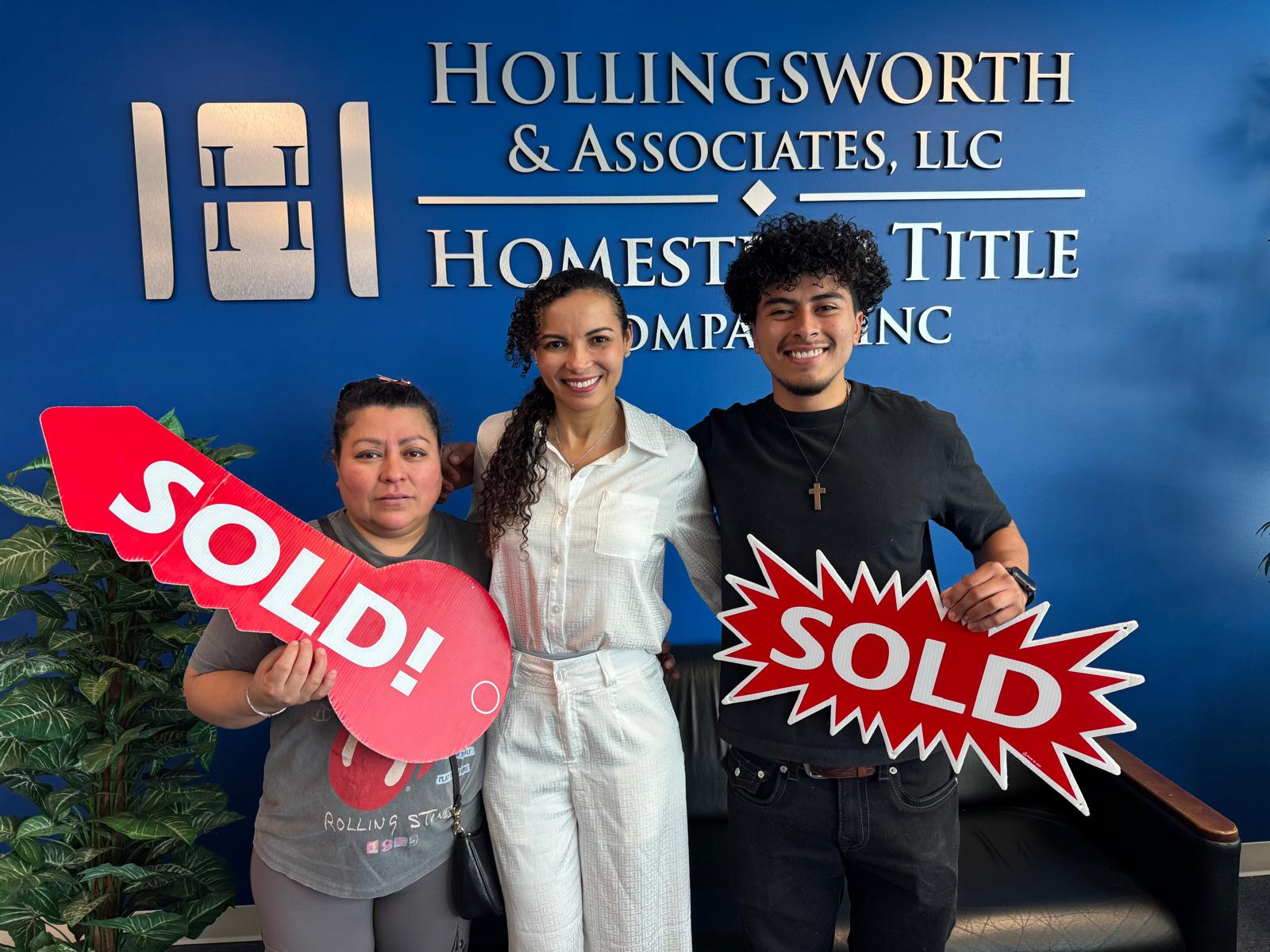 Familia hispana de Georgia celebrando la compra de su casa con Valdilene Da Silva